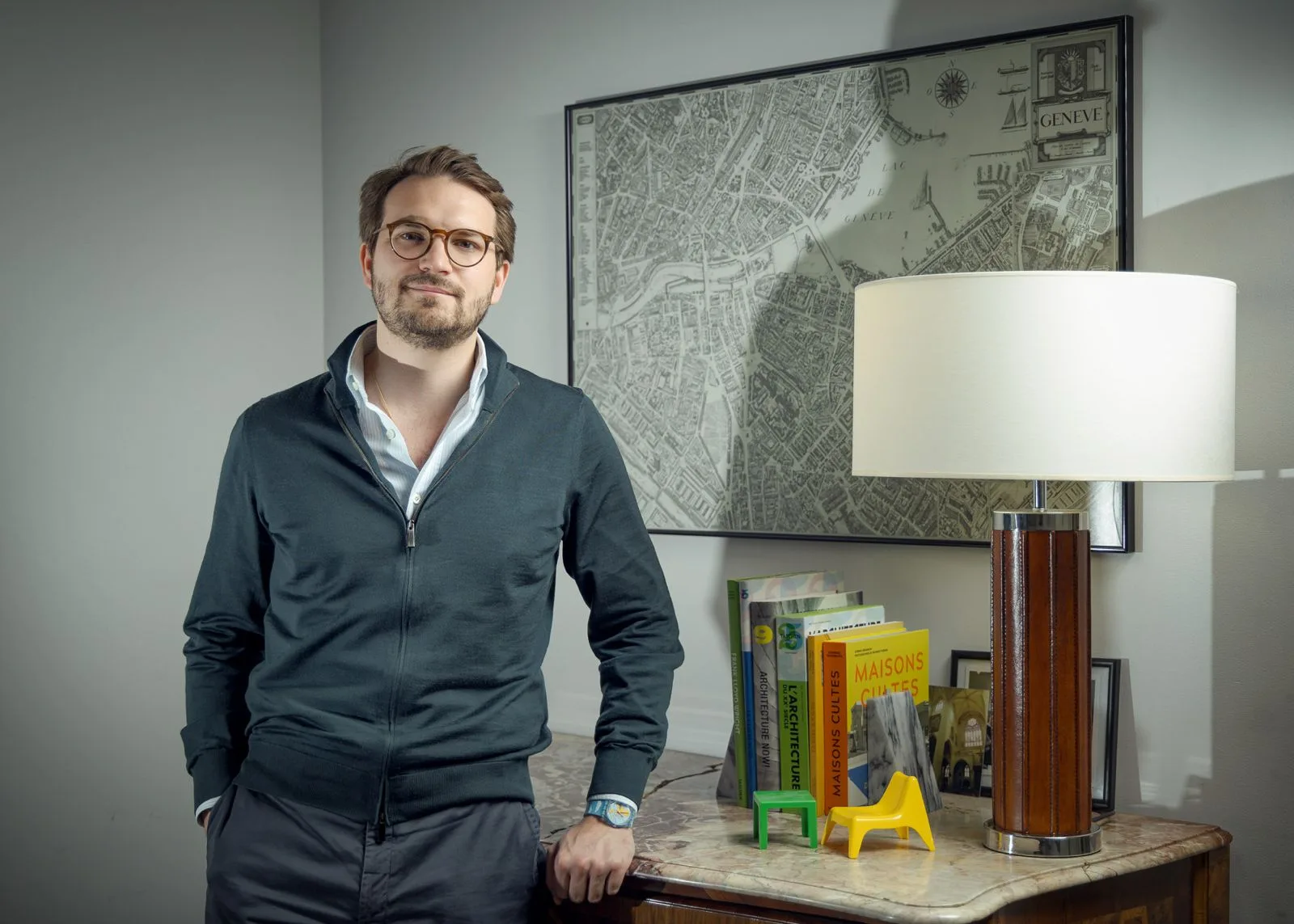 Gaël Constantin, administrateur de Régie 373, devant un plan ancien de Genève.